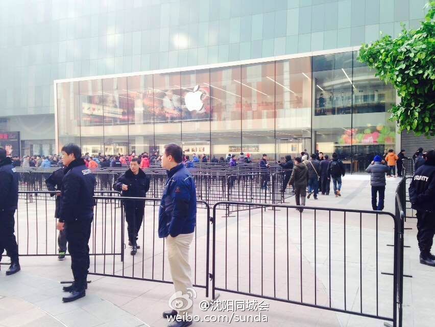沈阳首家苹果直营店开业现场火爆