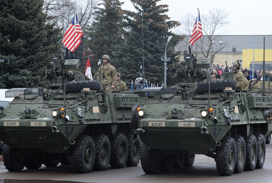 美军装甲车在距俄边境不到300米处阅兵