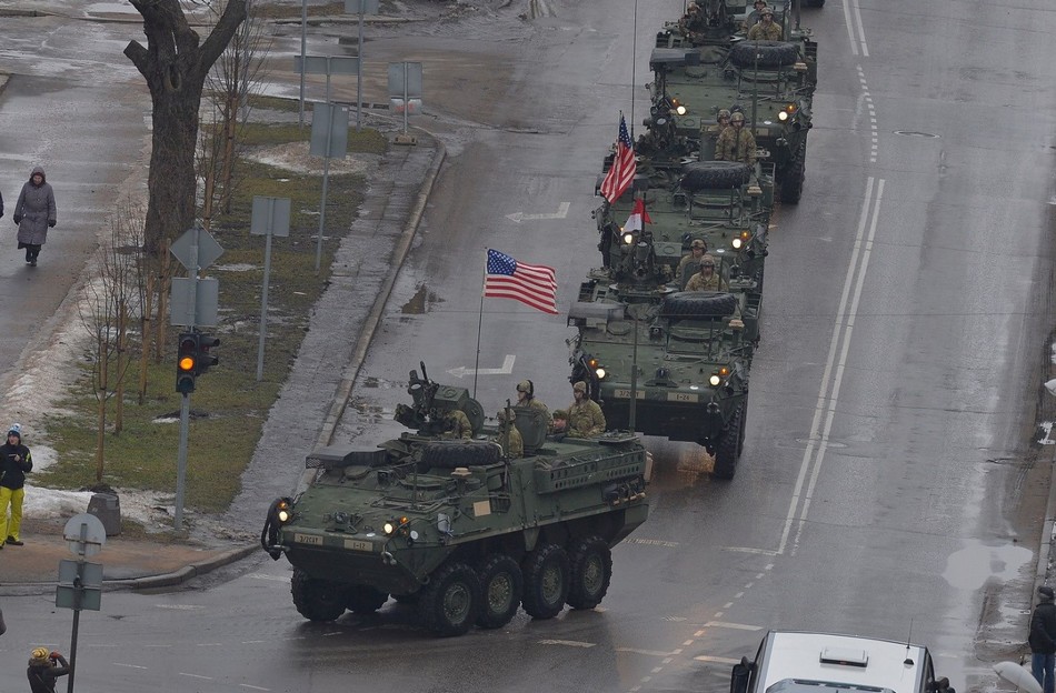 美军装甲车在距俄边境不到300米处阅兵
