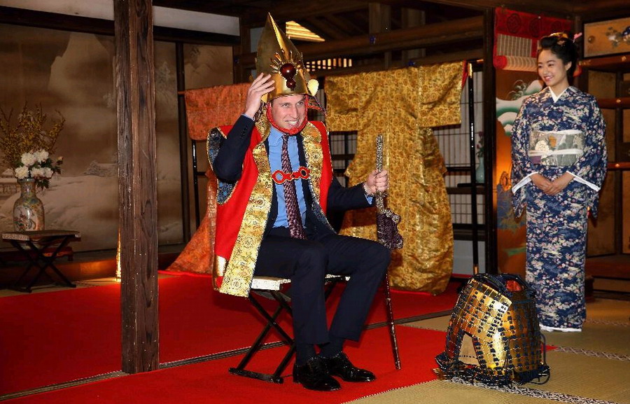 威廉王子参观日本电视剧片场 试穿古装盔甲