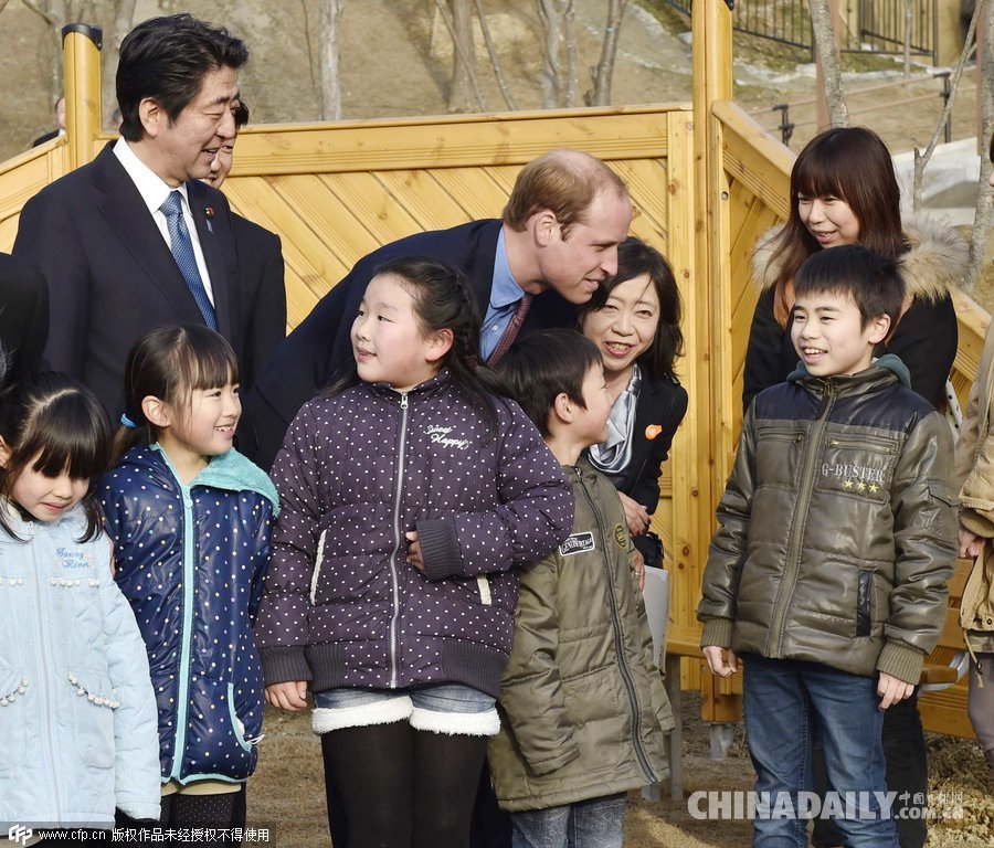 威廉王子参观福岛儿童游乐园 日首相安倍作陪 
