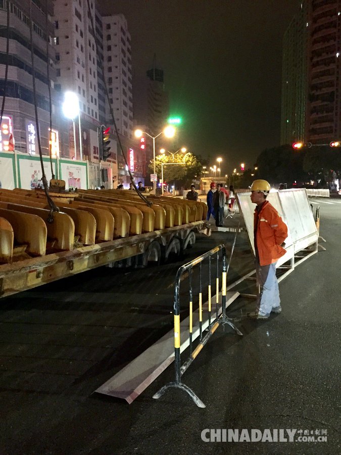 深圳闹市出现地陷 疑因地铁施工致土层松动