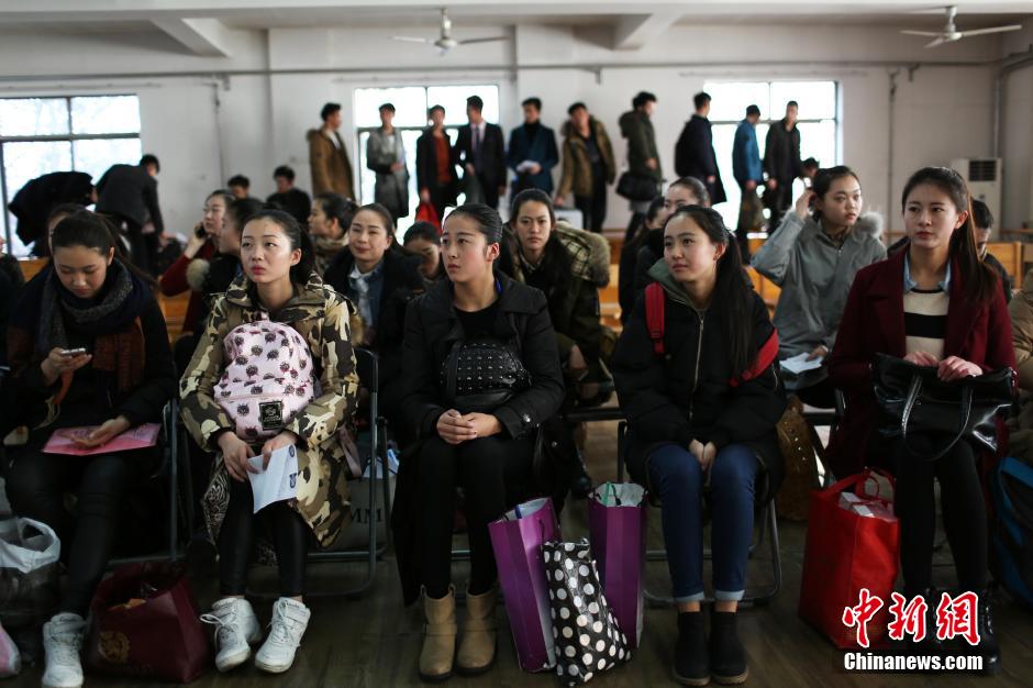 镜头直击艺考候考百态 丝袜军大衣齐上阵
