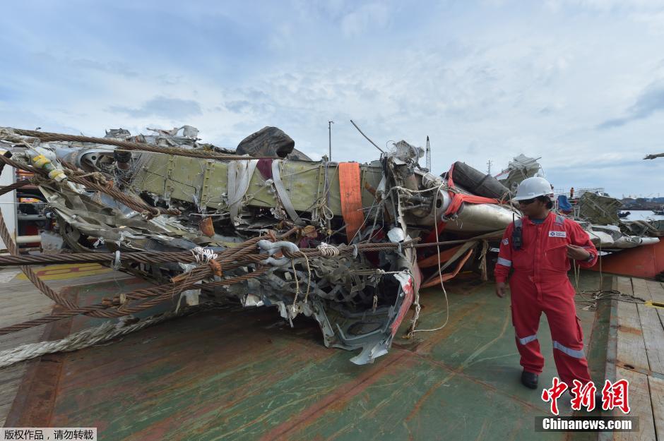 印尼已打捞起亚航客机主体残骸最后部分