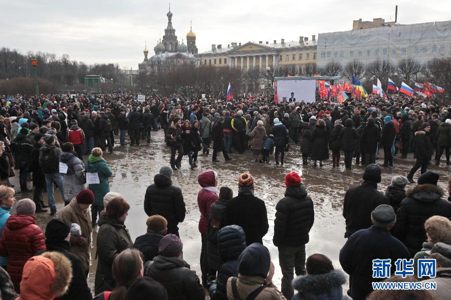 圣彼得堡举行游行集会纪念反对派领导人涅姆佐夫