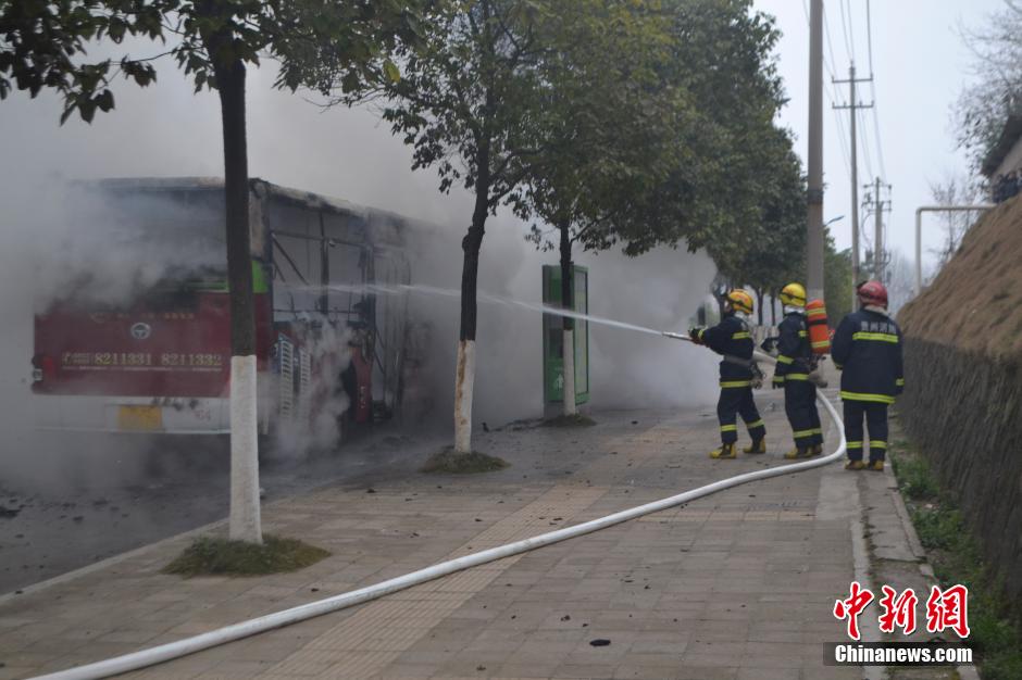 贵州凯里一公交车起火 车体被烧成空壳