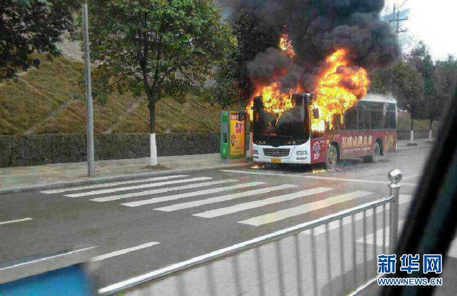 贵州凯里一公交车起火 车体被烧成空壳