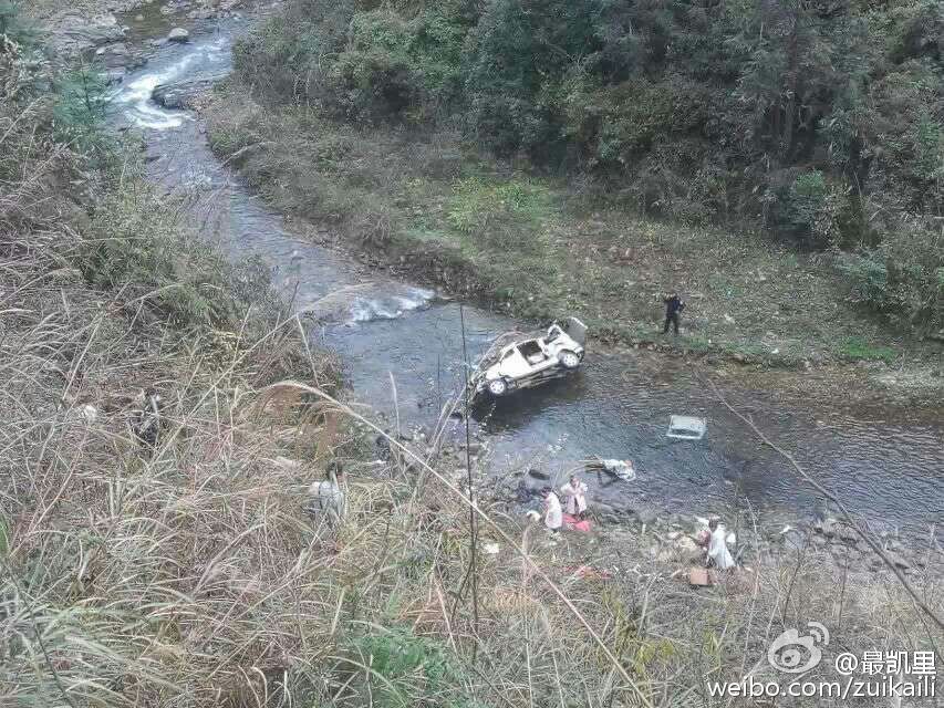 贵州：一面包车坠河致6死2伤