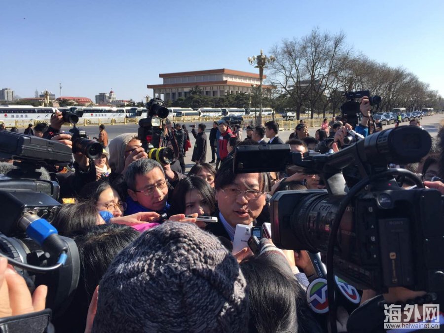 政协会议开幕 明星委员遭围堵