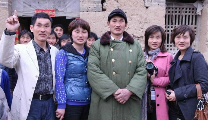 “大衣哥”朱之文晒PS全家福：全是他自己