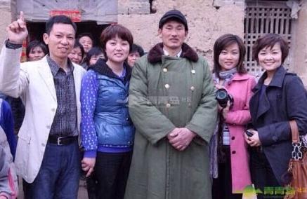 “大衣哥”朱之文晒PS全家福：全是他自己