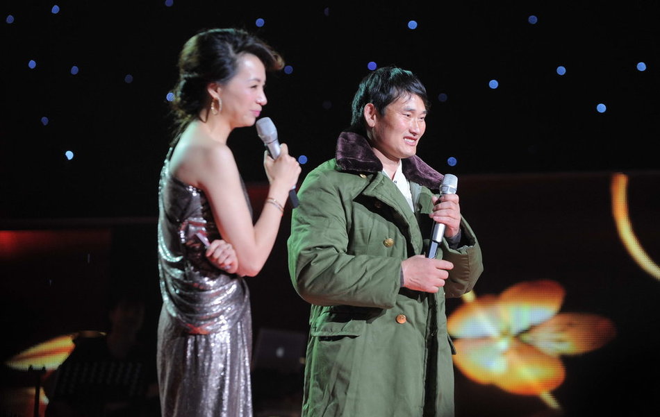 “大衣哥”朱之文晒PS全家福：全是他自己