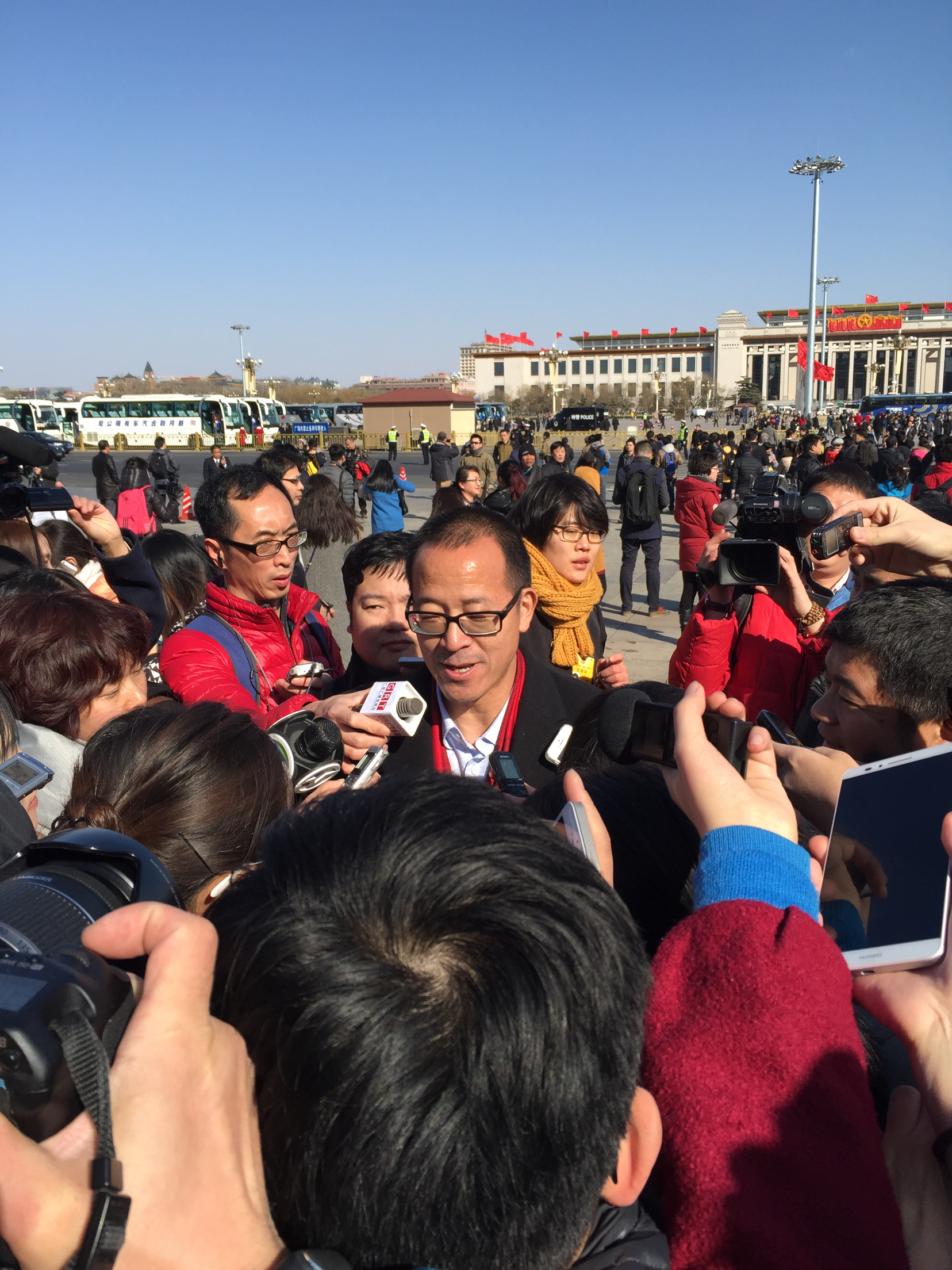 2015政协会议开幕：政协委员遭媒体围堵
