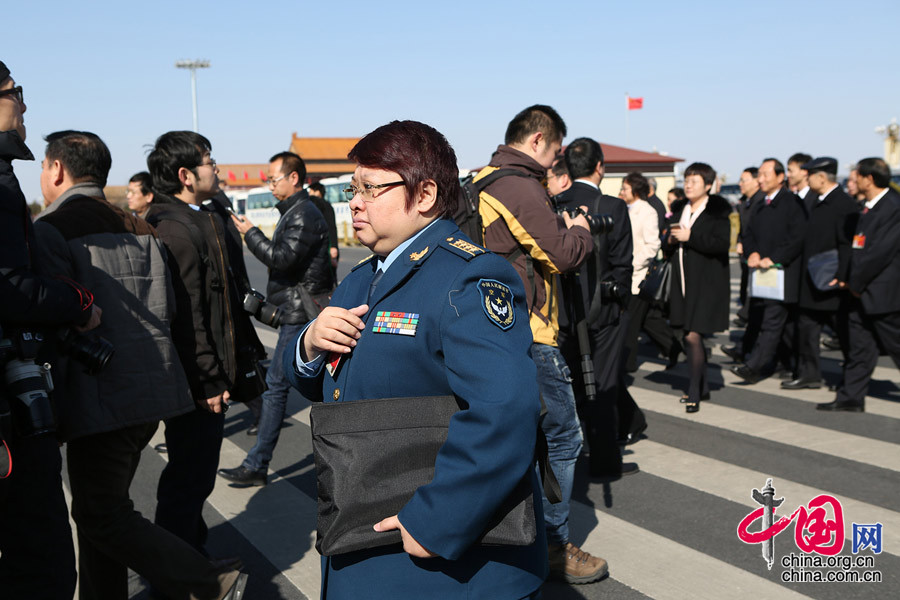 刘翔现身两会遭围堵 大喊姚明来了脱身[21]