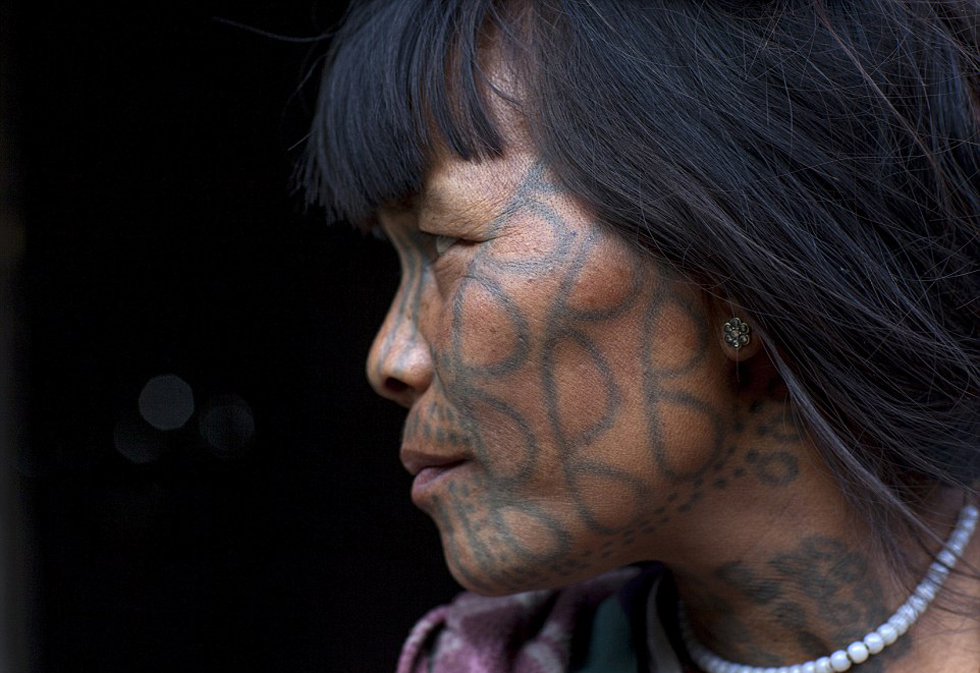 探秘缅甸古老部落奇特风俗:女性以满脸刺青为美