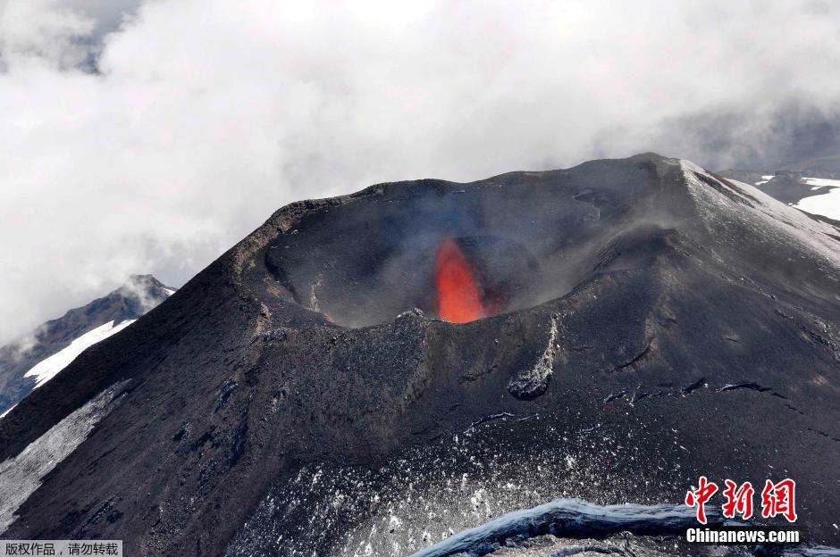 智利比亚里卡火山喷发 空中残留火山灰似飞碟