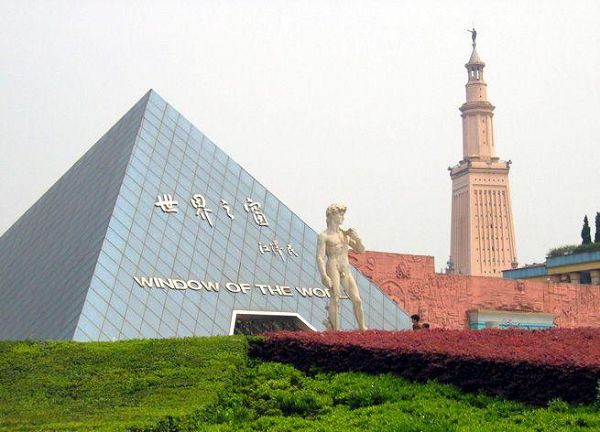 长沙仿大卫裸身雕像遭女游客咸猪手 网友：惊呆了