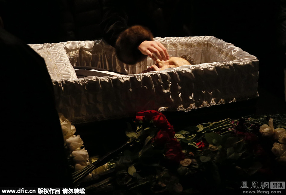 涅姆佐夫葬礼：前妻来了 情妇跑了