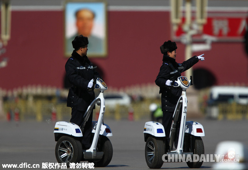 两会：警察骑“赛格威”巡逻 威风凛凛