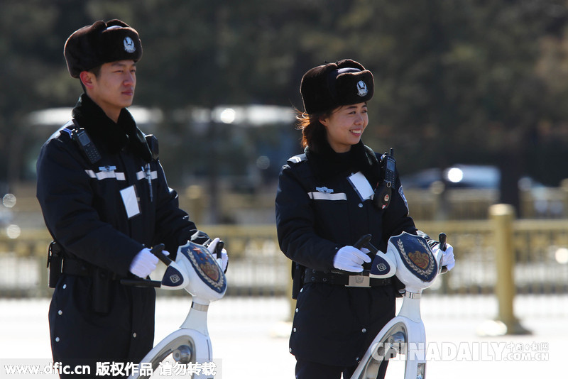 两会：警察骑“赛格威”巡逻 威风凛凛