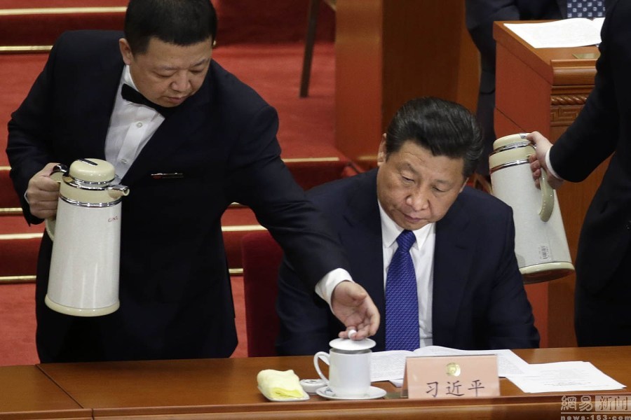 政协会议主席台增加男服务生倒水
