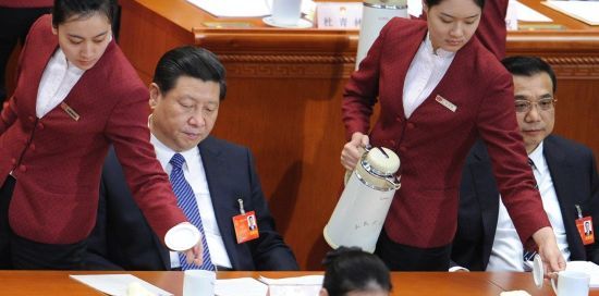政协会议主席台增加男服务生倒水