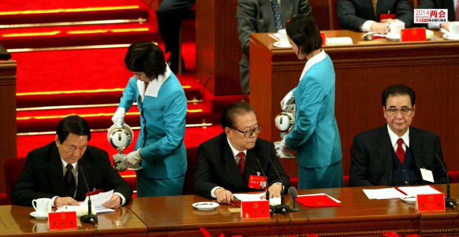 政协会议主席台增加男服务生倒水