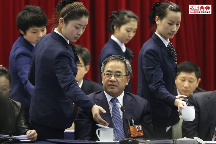 政协会议主席台增加男服务生倒水