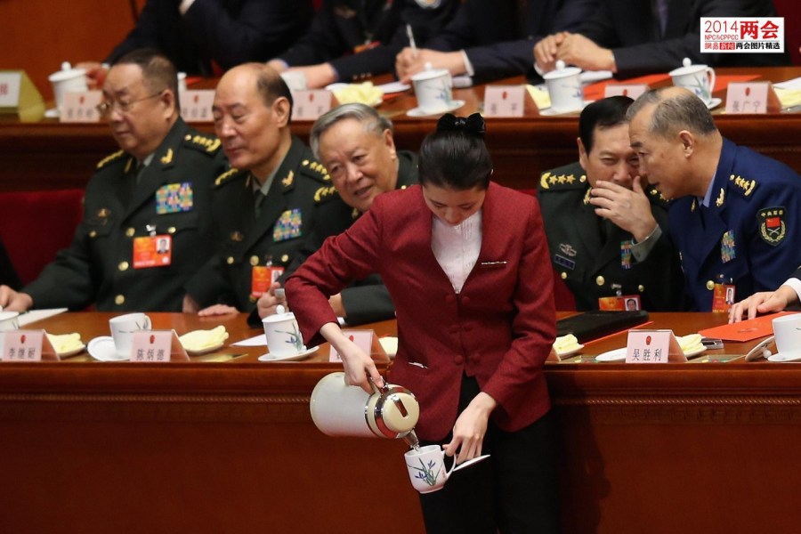 政协会议主席台增加男服务生倒水