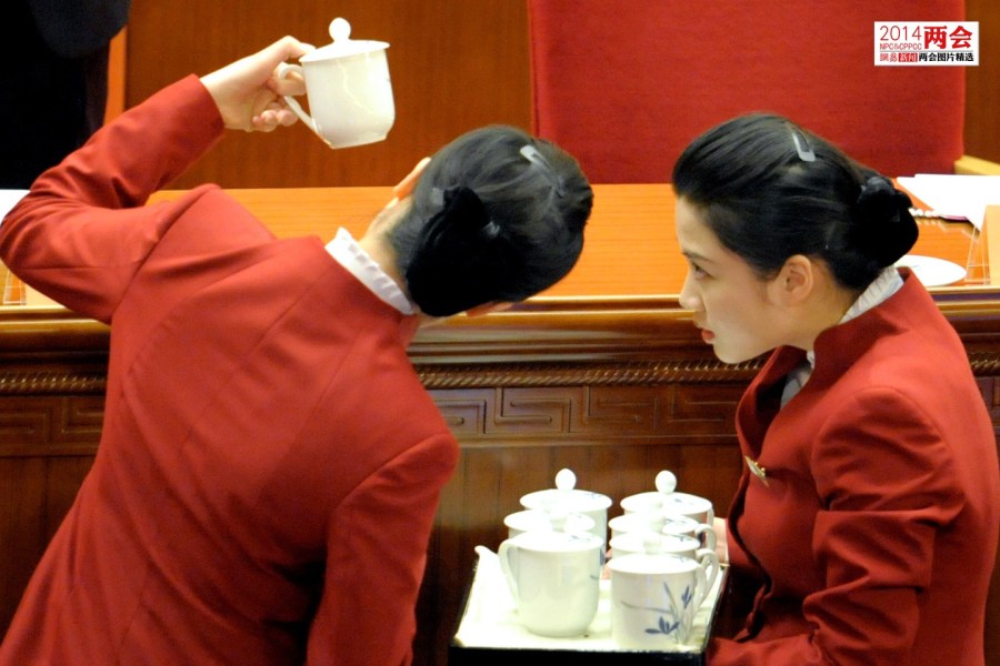 政协会议主席台增加男服务生倒水