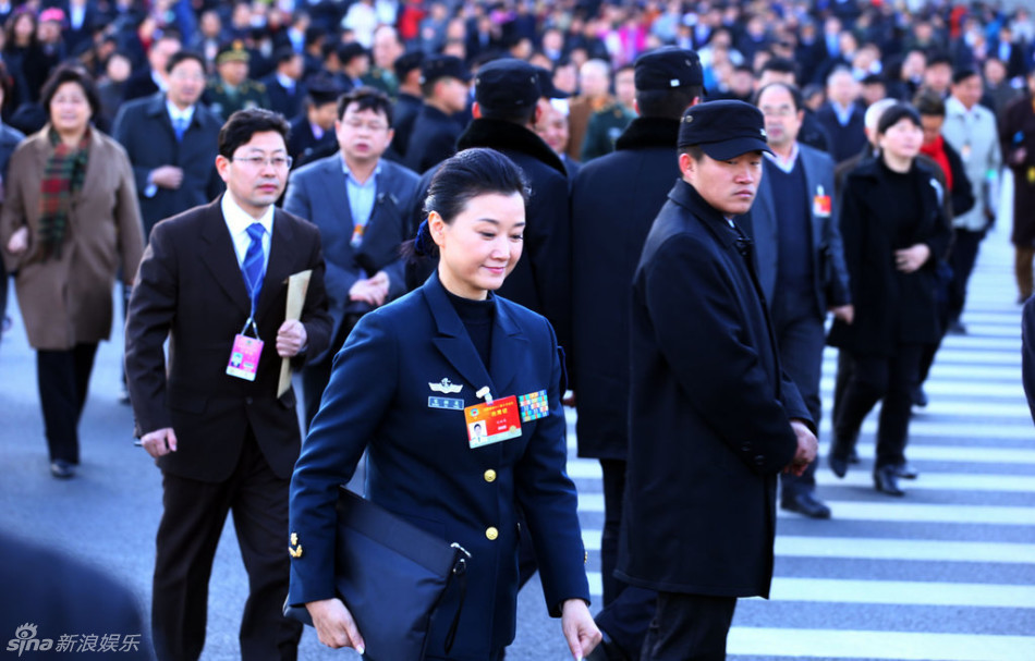 宋祖英军装现身两会 独来独往拒绝记者提问