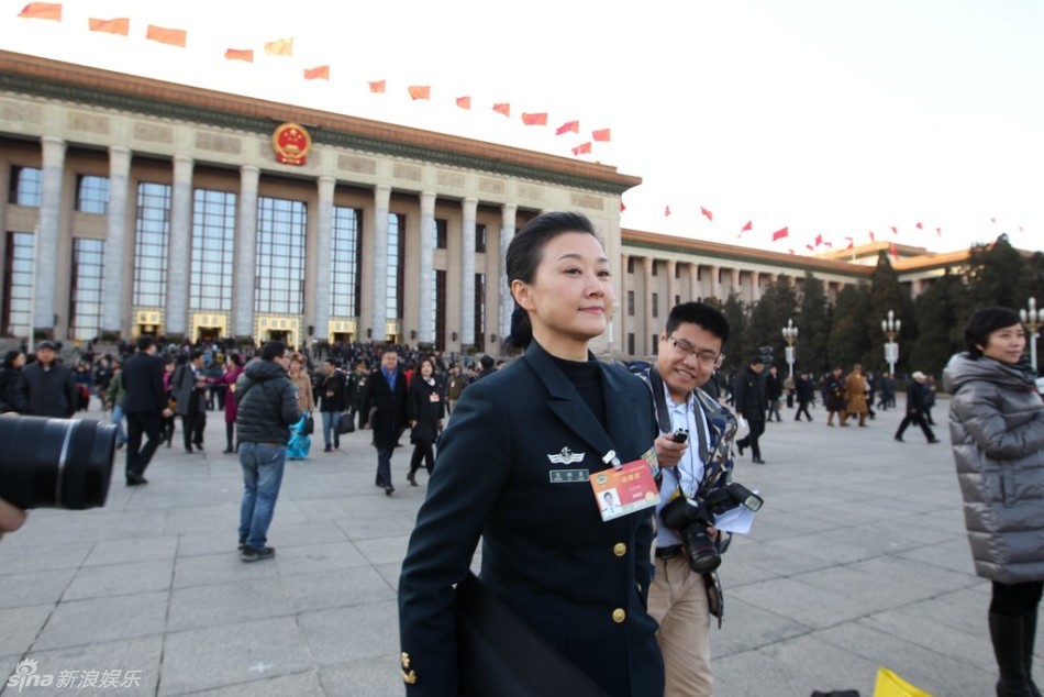 宋祖英军装现身两会 独来独往拒绝记者提问