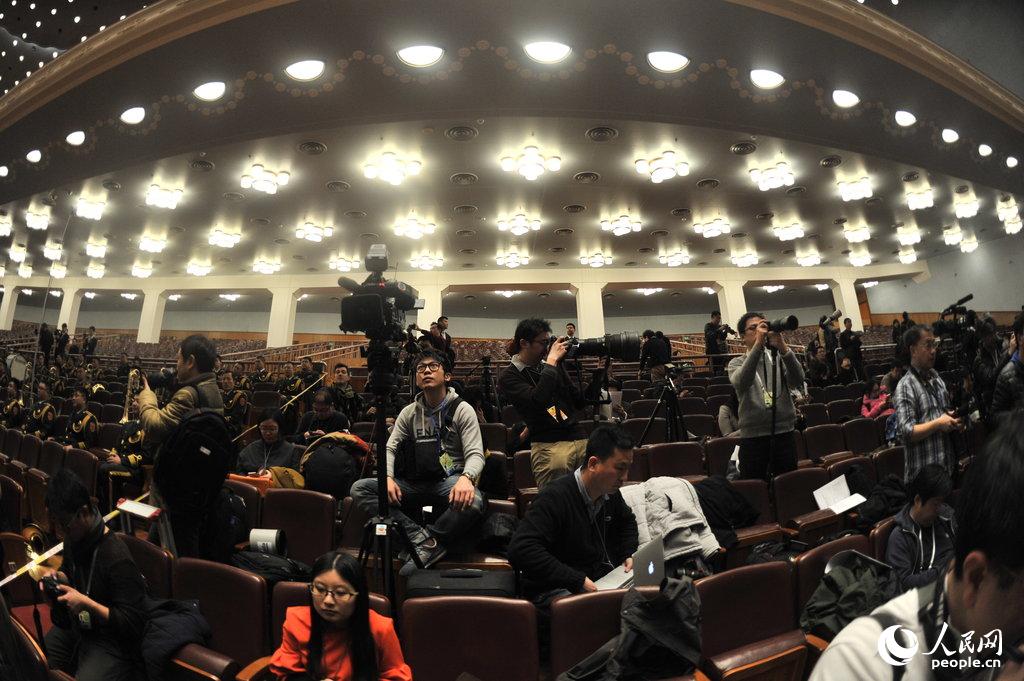 2015两会：中外记者上演“新闻大战”