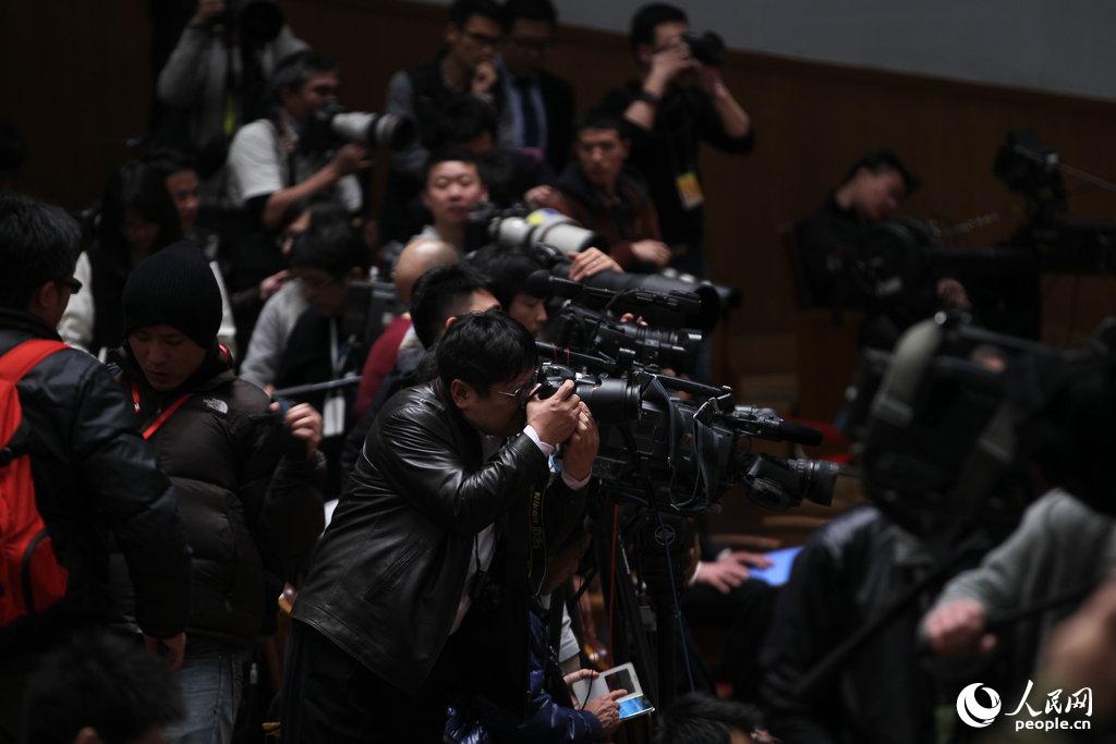 2015两会：中外记者上演“新闻大战”