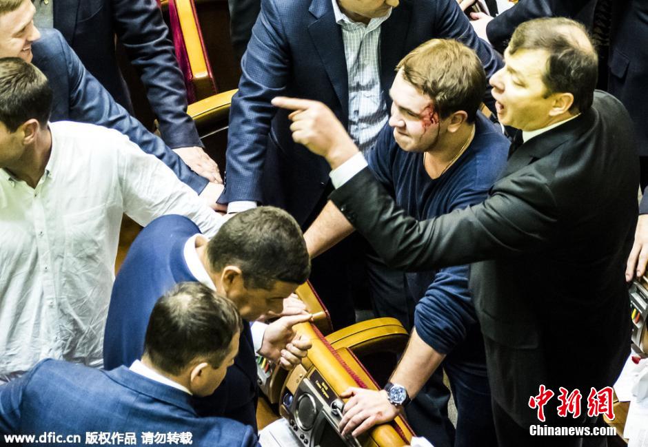 乌克兰议会再次上演“肉搏战” 议员打成一片