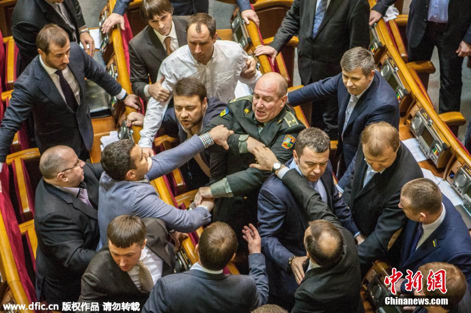 乌克兰议会再次上演“肉搏战” 议员打成一片