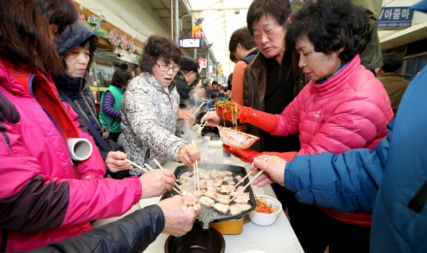 韩国举办五花肉百人宴 数百市民免费吃烤肉