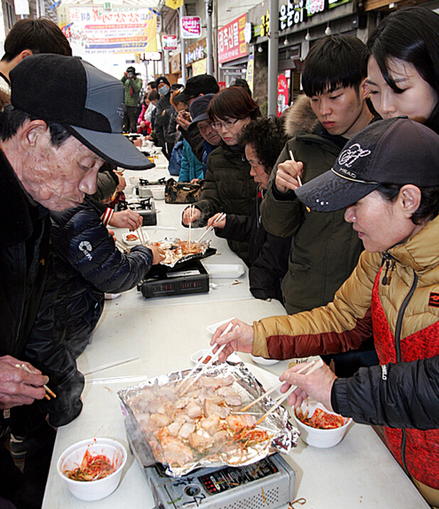 韩国举办五花肉百人宴 数百市民免费吃烤肉