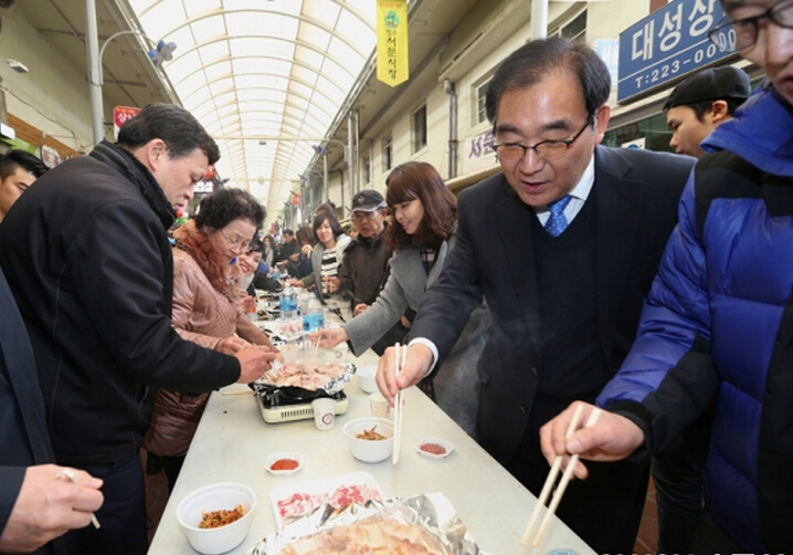 韩国举办五花肉百人宴 数百市民免费吃烤肉