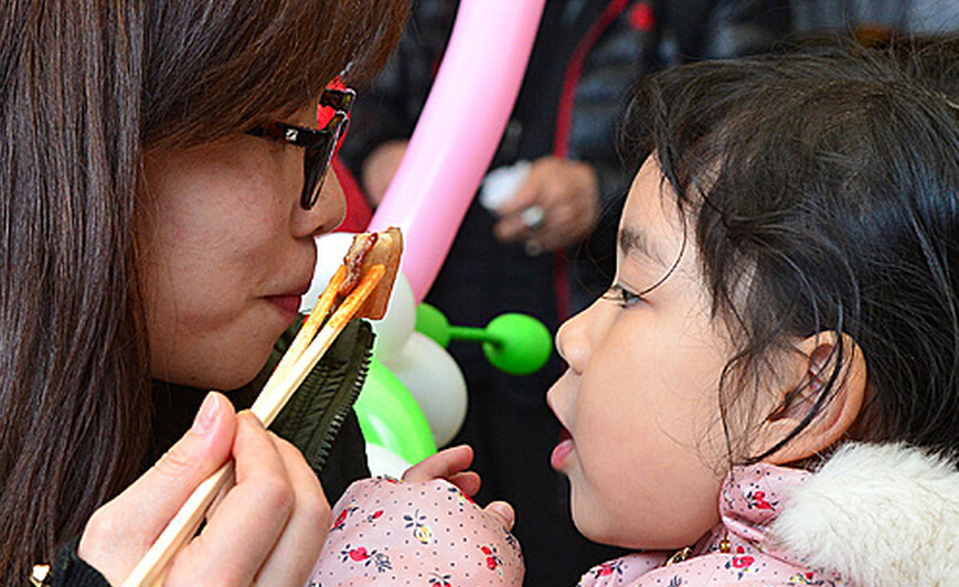 韩国举办五花肉百人宴 数百市民免费吃烤肉