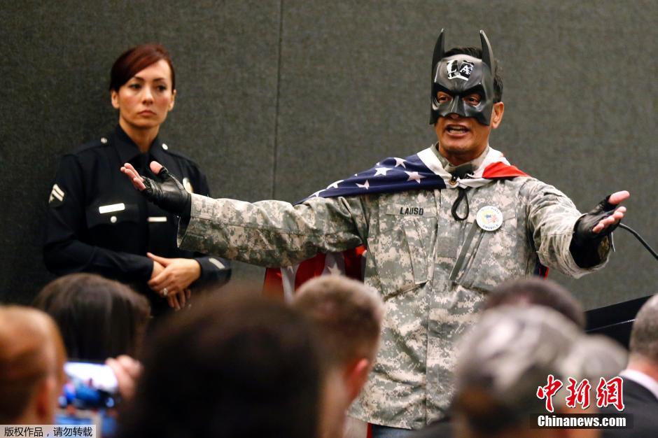 美国男子扮蝙蝠侠抗议警察射杀街头流浪汉