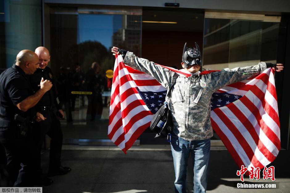 美国男子扮蝙蝠侠抗议警察射杀街头流浪汉