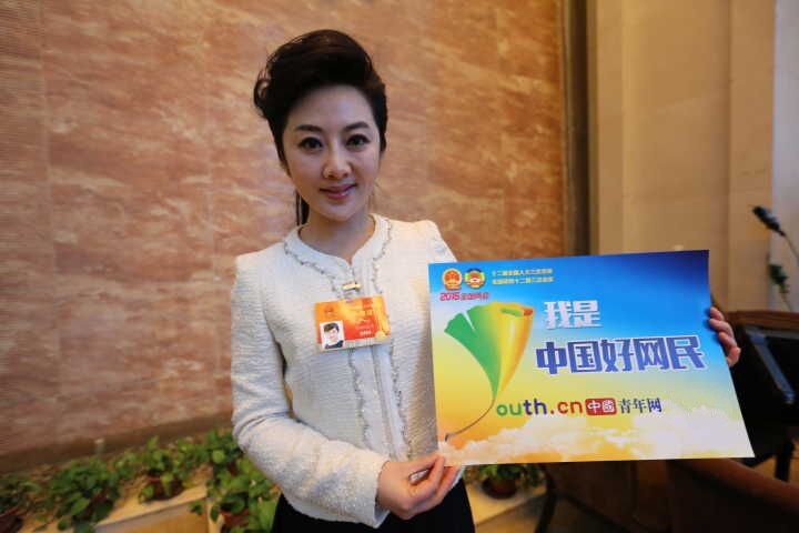 陕西45岁女代表容貌青春似80后 受记者热捧