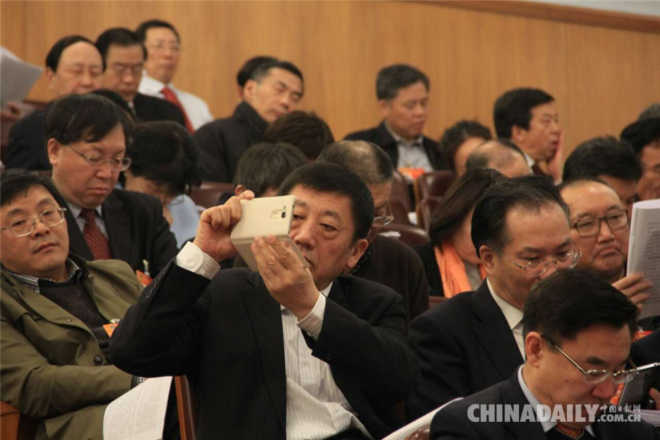 人大开幕：外国使节望远镜遥观主席台
