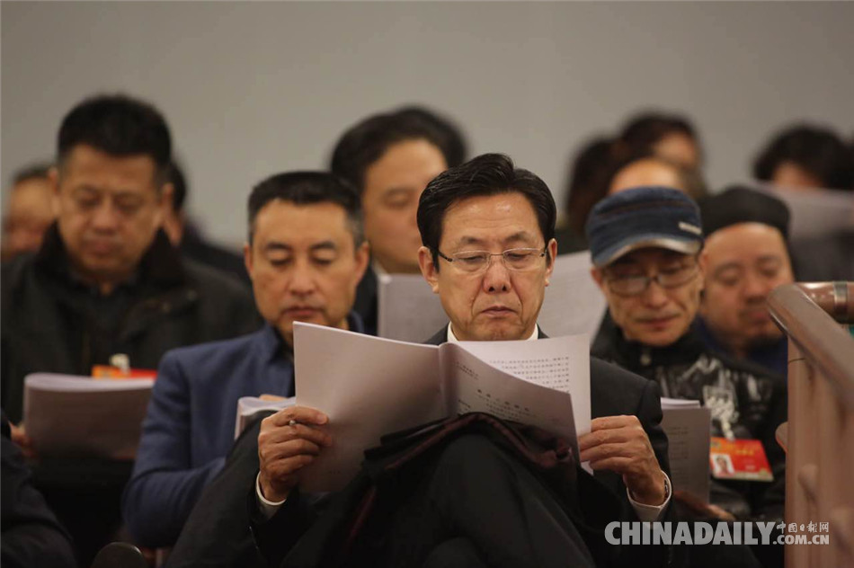 人大开幕：外国使节望远镜遥观主席台