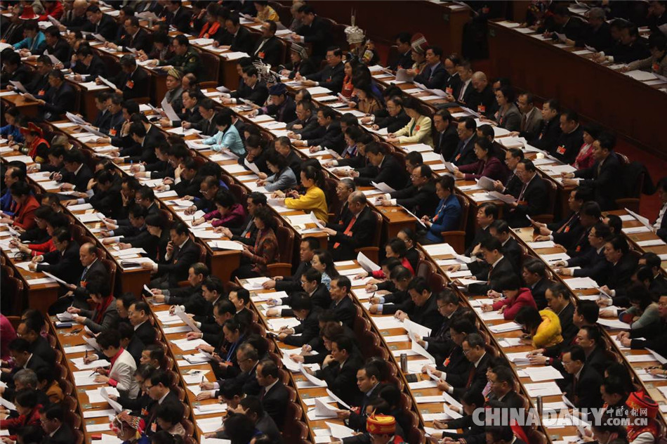 人大开幕：外国使节望远镜遥观主席台