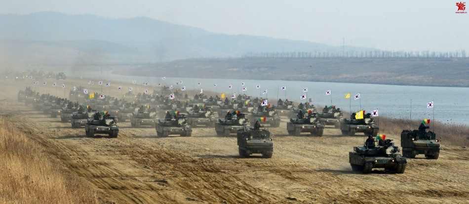 浩浩荡荡：韩军朝韩边境摆大阵 250辆战车秀武力