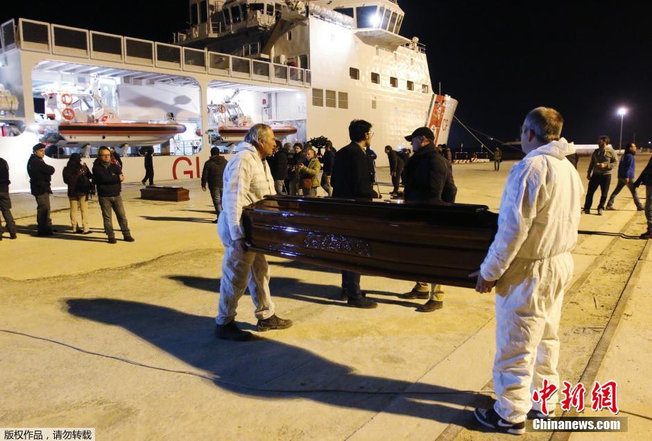 意大利海域一移民船沉没致10人死亡 121人获救