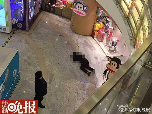 男子从北京西单大悦城六层坠下身亡