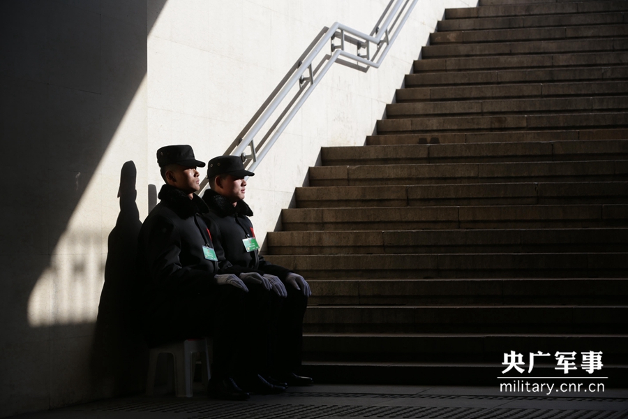 守卫在两会春风里的武警官兵